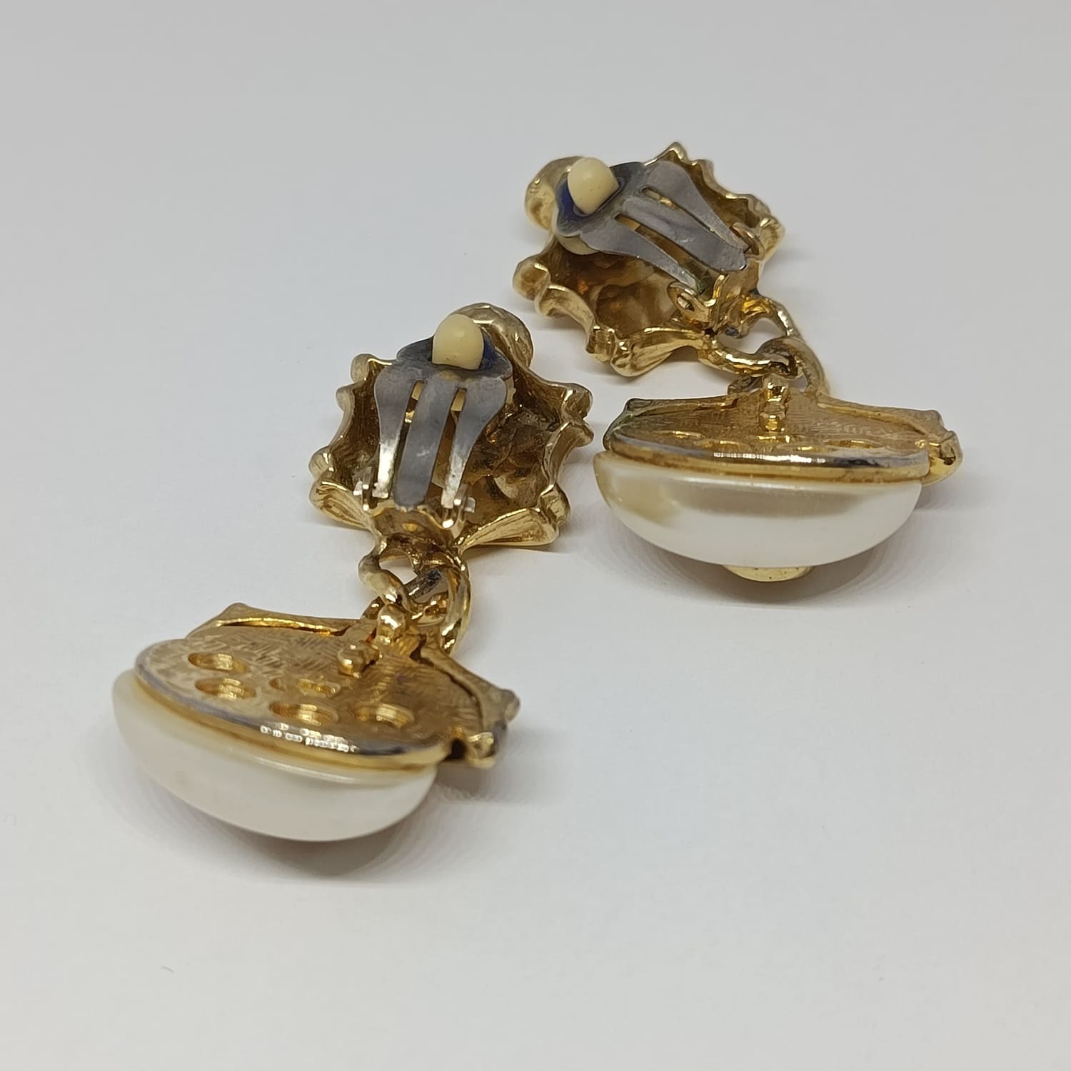 Paire de boucles d’oreilles rétro à clips avec grandes perles ovales