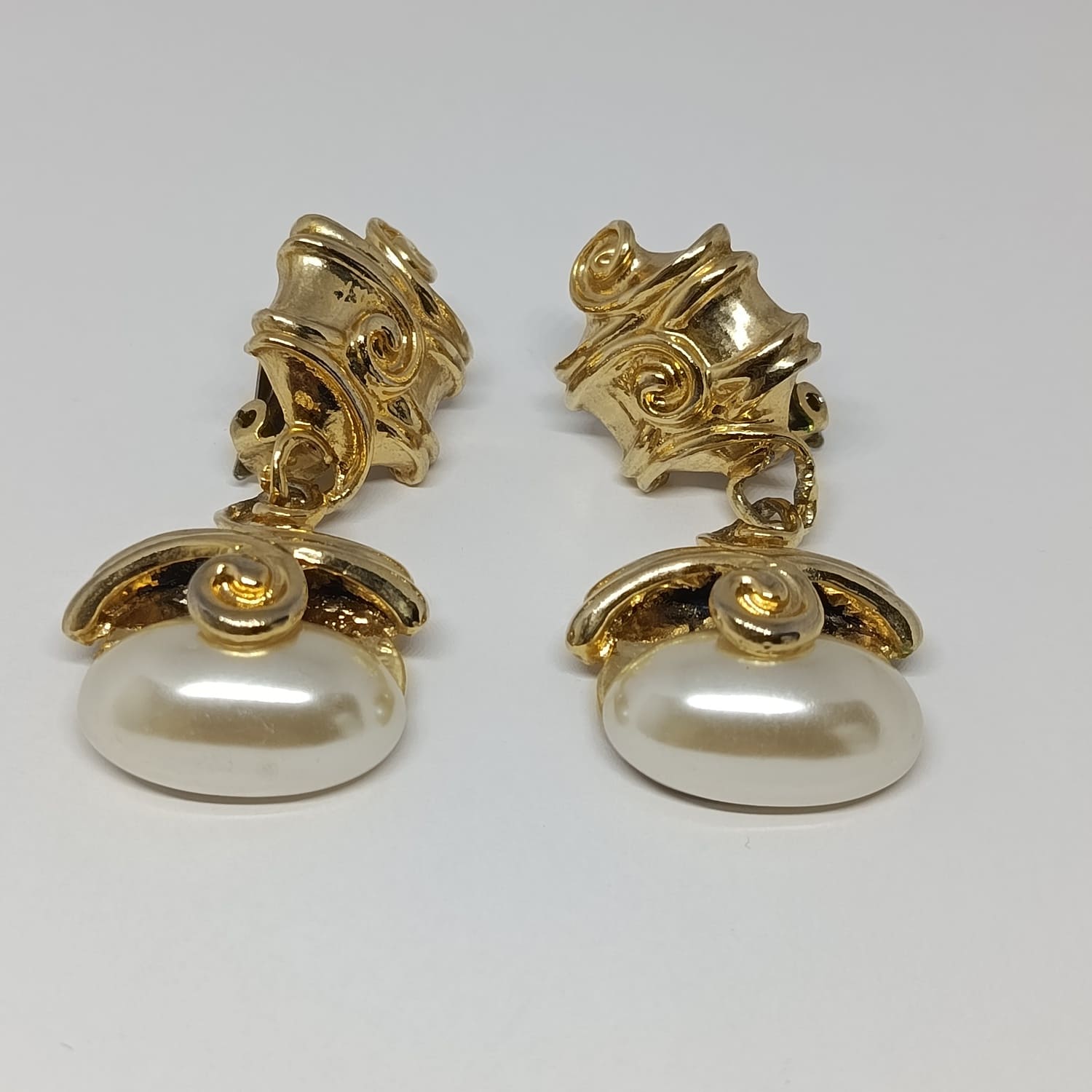 Boucles d’oreilles vintage dorées à clips et perles nacrées
