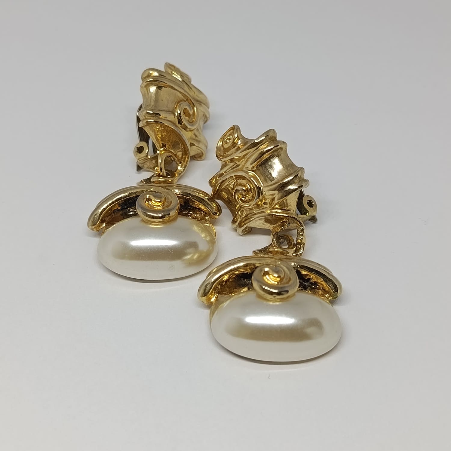 Boucles d’oreilles baroques vintage années 1980 à monture dorée