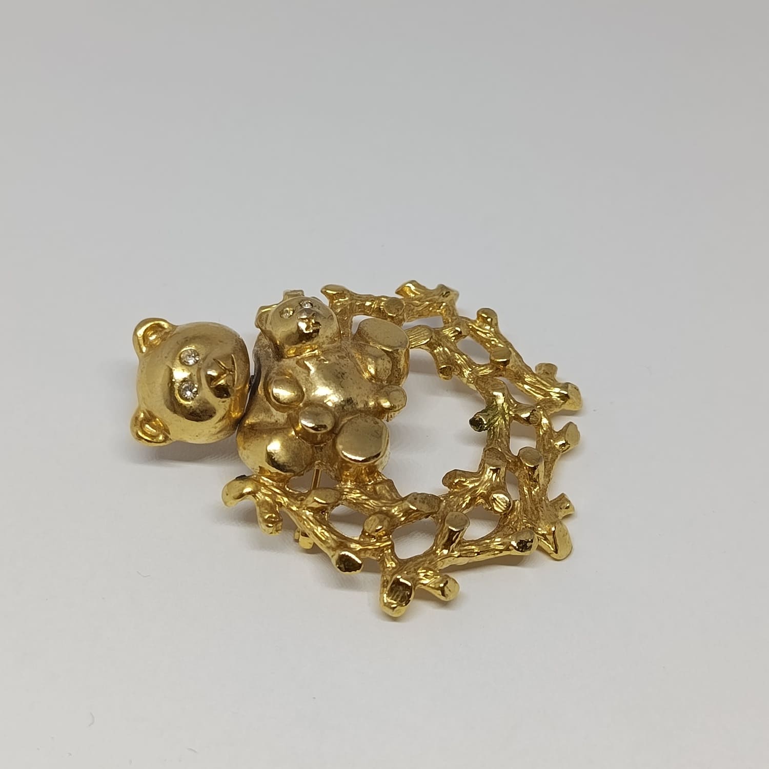 Broche ours animalier doré avec tête articulée et décor végétal