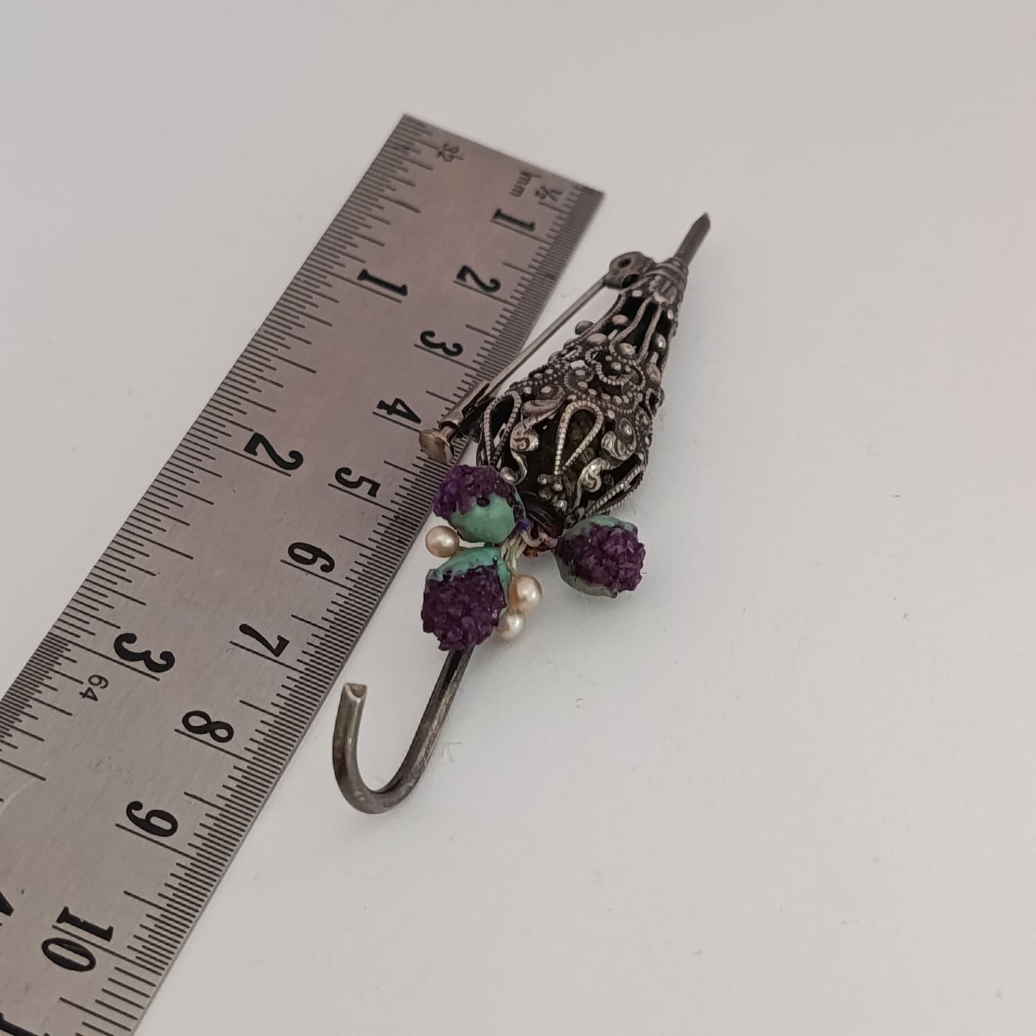 Bijou ancien ombrelle avec perles nacrées et éléments verts et violets